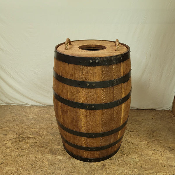 https://auntmollysbarrelproducts.com/cdn/shop/products/whiskey-barrel-trash-can-chole-in-top-rope-handles-and-liner-110824_grande.jpg?v=1649256684